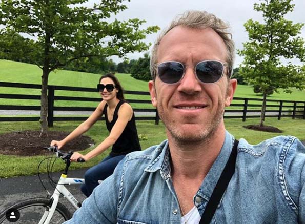 Yaron Varsano poses for a selfie along with his wife Gal Gadot.
